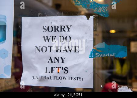 Weybridge, Surrey, Großbritannien. 26th. Januar 2022. Ein Hinweis in einem Apothekenfenster, der Kunden darüber informiert, dass keine Covid-19 Lateral Flow Test Packs verfügbar sind. Quelle: Maureen McLean/Alamy Stockfoto