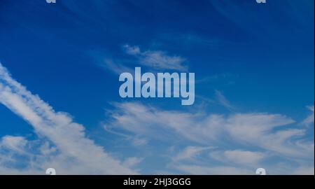 Himmel Wolken Hintergrund, tagsüber blauer Himmel mit einem schönen Muster von Wolken, Ausstrahlung, Textur für Erde Himmel Hintergrund, Tag, horizontaler Hintergrund Stockfoto