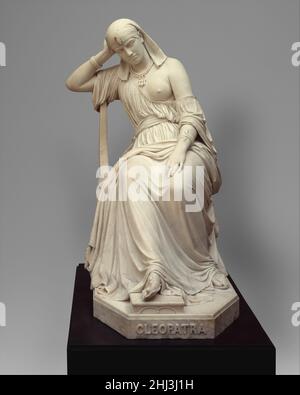 Cleopatra 1858, Carved 1869 William Wetmore Story die amerikanischen Bildhauer des Neoklassizismus haben sich für ihr Thema oft auf Mythologie, Geschichte, Bibel und Literatur stützen können. „Cleopatra“ ist ein Beispiel für Storys Vorliebe für die Darstellung berühmter – oder berüchtigter – Persönlichkeiten aus der Geschichte, die über vergangene Taten oder bevorstehende Aktionen von katastrophaler Bedeutung nachdenken. Hier meditiert Cleopatra (69–30 v. Chr.), die letzte mazedonische Herrscherin Ägyptens, über den Selbstmord; die um ihren linken Arm gekrümmte Spange sagt ihren Tod durch ihren giftigen Biss voraus. Story gerendert seine Figuren in einem monumentalen Maßstab und sorgfältig auf ein Stockfoto