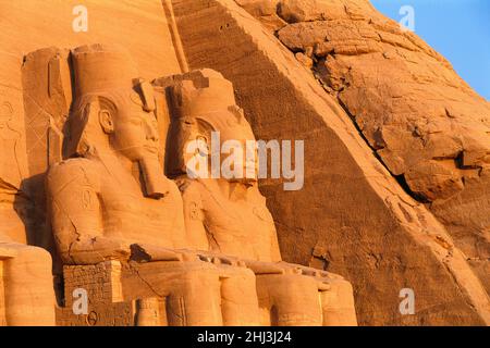 Kolossi von Rameses II und Nefertari in der Fassade der Fassade des Großen Tempels von Ramesses II, Abu Simbel, Ägypten Stockfoto