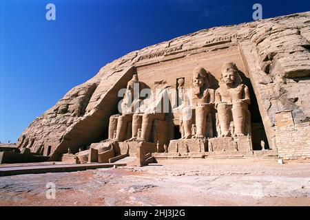 Fassade des Großen Tempels von Ramesses II, Abu Simbel, Ägypten Stockfoto