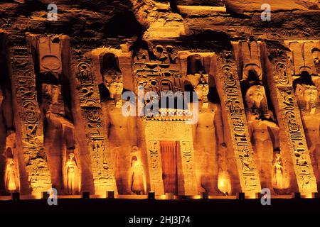 Fassade des kleinen Tempels von Hathor und Nefertari, Abu Simbel, Ägypten Stockfoto