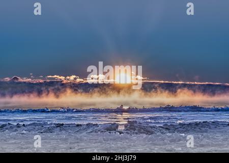 Sonnenaufgang auf dem Eisberg mit Nebel vom See Stockfoto