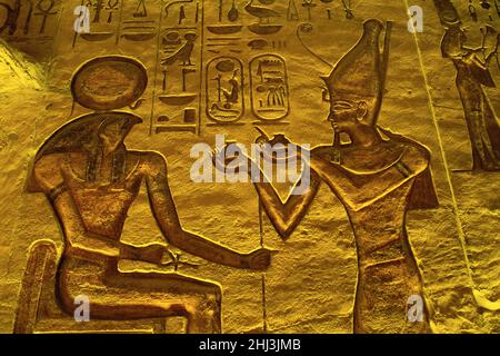 Reliefs im Großen Tempel von Ramesses II, Abu Simbel, Ägypten Stockfoto