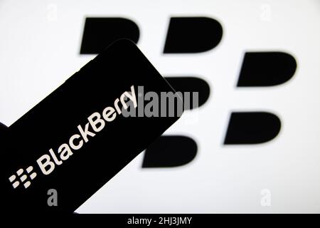 Rheinbach, Deutschland 14. November 2021, das Markenlogo des kanadischen Softwareherstellers 'Blackberry' auf dem Display eines Smartphones Stockfoto