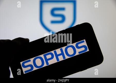 Rheinbach, 14. November 2021, das Markenlogo der Sicherheitssoftware „Sophos“ auf dem Display eines Smartphones (Fokus auf das Markenlogo) Stockfoto