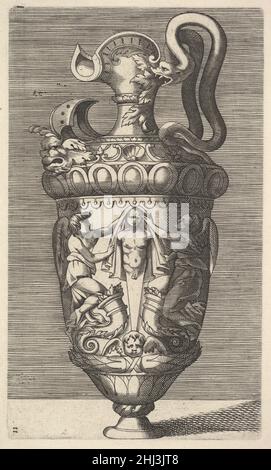 Vase mit zwei geflügelten Figuren, die einen Begriff aus dem 17th. Jahrhundert drapieren, ursprünglich von René Boyvin Französische Darstellung einer Vase oder eines Kanals. Die Vase zeichnet sich durch einen doppelten Griff aus, der wie eine Schlange geformt ist. Der Körper der Vase ist mit einer Szene geschmückt, in der zwei geflügelte Figurendarstellungen einen Vorhang über den Kopf eines männlichen Begriffs ziehen. Der Druck ist Teil einer Serie von 12 Vasen, die angeblich von Rosso Fiorentino und Polidoro da Caravaggio entworfen und zunächst von René Boyvin graviert und veröffentlicht wurden. Die aktuelle Serie wurde erstmals bei Claes Jansz veröffentlicht. Visscher im frühen siebzehnten Jahrhundert und später auch von Frederik d Stockfoto