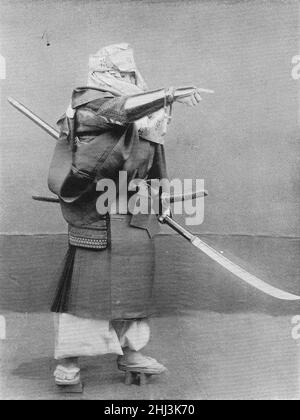 Sōhei (kämpfender Mönch) aus der Kamakura-Zeit, Militärkostüme im alten Japan (1895). Fotografiert von Kazumasa Ogawa, ca. 19th. Jahrhundert. Stockfoto