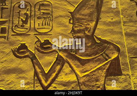 Reliefs im Großen Tempel von Ramesses II, Abu Simbel, Ägypten Stockfoto