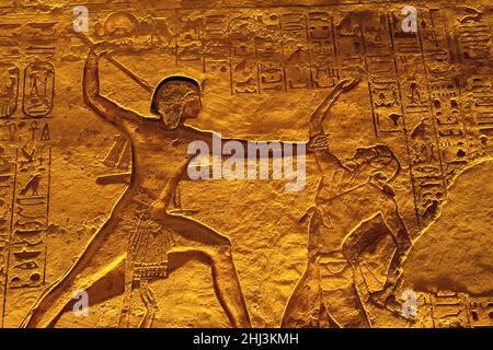 Reliefs im Großen Tempel von Ramesses II, Abu Simbel, Ägypten Stockfoto