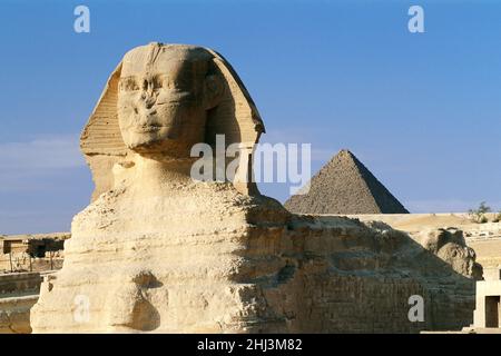 Die große Sphinx und die Pyramide von Menkaura, Gizeh, Ägypten Stockfoto