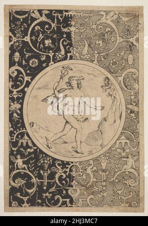 Merkur in einem dekorativen Rahmen mit Grotesken ca. 1600–1630 nach Adriaen Collaert Niederländisch dieser Druck ist eine Kopie nach Adriaen Collaerts Merkur aus einer Reihe von Ornamentdrucken, die die einzelnen Götter zeigen, die an der mythologischen Geschichte des Gerichts von Paris beteiligt sind, sie sind in Radien platziert und von komplizierten grotesken Mustern eingerahmt. Der Druck zeigt Collaerts Design in umgekehrter Form und ist viel kraßer in seiner Ausführung. Das interessanteste an diesem Druck ist, dass sein Hersteller zwei Techniken kombiniert hat, um den dunklen Hintergrund für seine Ornamente zu schaffen. Eine Hälfte des Rahmens wird in BL ausgeführt Stockfoto