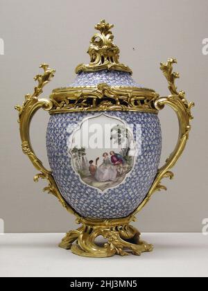 Vase mit Deckel (einer von einem Paar) Porzellan ca. 1740–45, montiert 1745–49 Meissener Manufaktur Deutsch. Vase mit Deckel (eines von einem Paar) 205724 Stockfoto