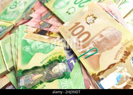 High Angle View von kanadischen Banknoten verschiedener Werte Stockfoto