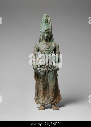 Avalokiteshvara stehend, der Bodhisattva des Unendlichen Mitgefühls Ca. 7th. Jahrhundert Vietnam oder Kambodscha Diese sehr seltene und außergewöhnliche Bronzeskulptur, die in Vietnam gefunden wurde, ist stilistisch stark von südwestlichen chinesischen Prototypen abhängig. Stehend Avalokiteshvara, der Bodhisattva des Unendlichen Mitgefühls. Vietnam oder Kambodscha. Ca. 7th Jahrhundert. Vergoldete Bronze. Skulptur Stockfoto