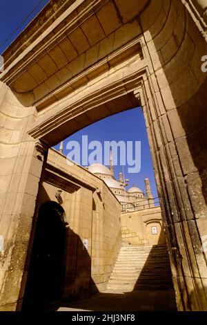 Stufen führen zur Großen Moschee von Muhammad Ali, Kairo, Ägypten Stockfoto