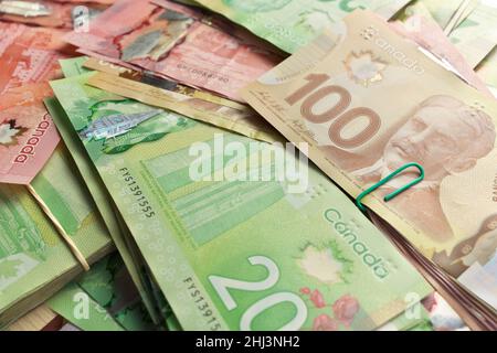 High Angle View von kanadischen Banknoten verschiedener Werte Stockfoto