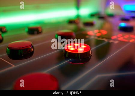 Joystick und Tastensteuerung eines Vintage-Arcade-Videospiels in einem dunklen Raum Stockfoto