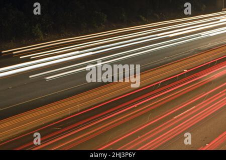 Die Golden State Freeway in der Nacht off auf der Seitenlinie. Längere Exposition, erwischte Nord- und Südverkehr Stockfoto