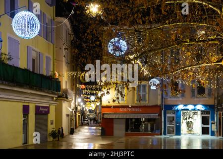 Blick auf die Straße von Montellimar, Frankreich. Weihnachtszeit Stockfoto