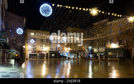 Blick auf die Straße von Montellimar, Frankreich. Weihnachtszeit Stockfoto