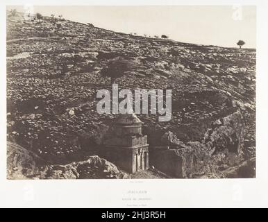 Jérusalem, Vallée de Josaphat, Faces Ouest et Nord, 1 1854 Auguste Salzmann Französisch viele Zuschauer, die der Serie Valley of Josaphat im Jahr 1850s begegneten, erkannten das Thema sofort als Ort des Jüngsten Gerichts, der Sortierung irdischer Seelen in Himmel oder Hölle. Salzmann präsentiert das karge, felsige Tal, elf Meilen von Jerusalem entfernt, als hügelige Landschaft, die den Bilderrahmen dominiert. Er dokumentiert auch drei Heiligengräber im Tal. Die Fotografien erlaubten Salzmanns Zuschauern nicht nur, einen biblischen Ort zu sehen, sondern auch ein katastrophales, aber heiliges Ereignis zu visualisieren Stockfoto