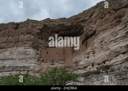 Montezuma's Castle in Camp Verde, Arizona, USA. Ein US-Nationaldenkmal zur Erhaltung einer uralten indianischen Klippenwohnung und -Kultur. Stockfoto