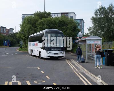 Der National Express-Bus holt Passagiere in Poole ab Stockfoto