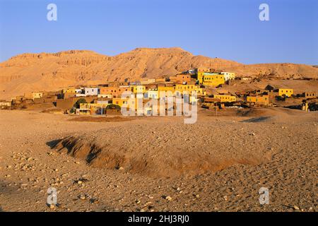Kleines Dorf am Westufer des Nils, Luxor, Ägypten Stockfoto