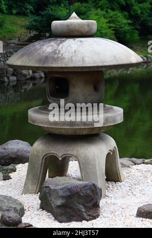 Statue in tokyo japan, in einem Park mit Wasser, Bäumen, Bambus, so viel Kultur überall Stockfoto