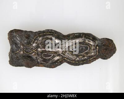 Gürtelplatte 7th Jahrhundert fränkisch. Gürtelplatte 465058 Frankish, Gürtelplatte, 7th Century, Einlage aus Eisen, Silber und Messing, insgesamt 2 13/16 x 1 x 1/4 Zoll (7,2 x 2,6 x 0,6 cm). Das Metropolitan Museum of Art, New York. Schenkung von J. Pierpont Morgan, 1917 (17.191.341) Stockfoto