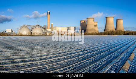 KRAFTWERK DRAX, DRAX, GROSSBRITANNIEN - 19. JANUAR 2022. Eine Luftaufnahme des Drax Kraftstation und der Gewächshäuser, die Salat und Gemüse aus dem EXC anbauen Stockfoto