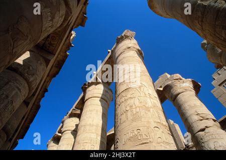 Säulen in der Großen Hypostyle-Halle des Großen Tempels von Amun, den Tempeln von Karnak, Luxor, Ägypten Stockfoto