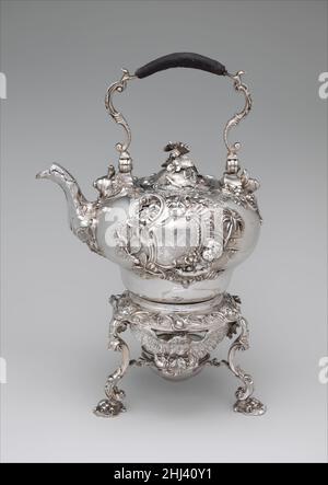 Teakessel- und Spirallampe mit Ständer 1744/45 Paul de Lamerie britische englische Kaufleute brachten Luxusgüter aller Art in die amerikanischen Kolonien, wo sie einen modischen Standard festlegten, der von lokalen Handwerkern nachgebildet wurde. Diese drei Stücke - Teakessel, Korb und Schüssel - bildeten einen Teil eines größeren Dienstes, der von einem wohlhabenden Kaufmann in Philadelphia besessen wurde. David Franks, der Sohn einer prominenten jüdischen Familie in New York, heiratete Margaret Evans im Jahr 1744, und dieser Dienst wurde wahrscheinlich gekauft, um ihre Ehe zu markieren. Der Silberschmied, Paul de Lamerie, war der Leiter einer blühenden Werkstatt, und die Stockfoto