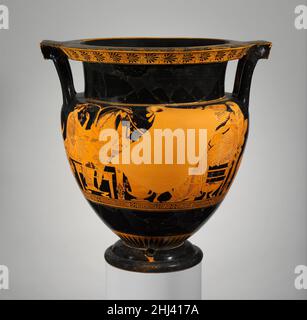 Terrakotta-Psykter-Säulen-Krater (Vase zum Kühlen und Mischen von Wein und Wasser) 480–470 v. Chr. zugeschrieben dem Troilos-Maler Obverse, Herakles und Dionysos in OlymposReverse, Dionysos mit olympischen GottungenDiese Vase ist das einzige bekannte erhaltene Beispiel einer Kombination aus Psykter und Säulenkrater. Die Psykter tauchten am Ende des sechsten Jahrhunderts B.C. auf und hatten eine kurze und seltene Existenz. Seine markante Form erlaubte es, Wein zu enthalten und aufrecht in einem Krater mit kaltem Wasser oder Schnee zu bleiben. Im vorliegenden Stück hat der Krater eine doppelte Wand; Öffnungen an der Ober- und Unterseite des Körpers ermöglichen es Stockfoto