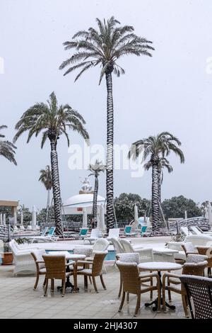 Belek, Antalya, Türkei - 26. Januar 2022: Starker Schneefall an der Mittelmeerküste. Schneesturm und weiß bedeckte Palmen. Leere Strände und Hotel Stockfoto