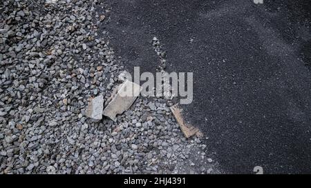 Kleine Steine und schwarzer Sand Stockfoto