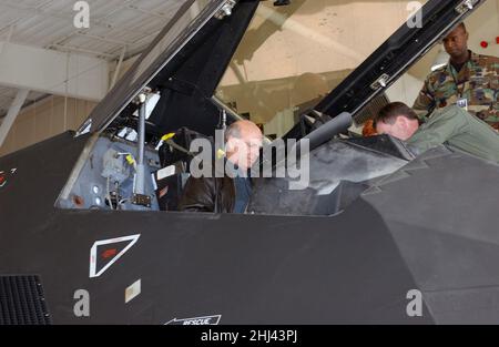 Steve Pearce sitzt im Cockpit eines F-117A Nighthawk Stealth-Kämpfers der US Air Force (USAF). Stockfoto