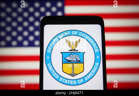 Ukraine. 26th Januar 2022. In dieser Abbildung ist das Siegel des US-Handelsministeriums (United States Department of Commerce) auf einem Smartphone-Bildschirm und einer US-Flagge im Hintergrund zu sehen. (Bild: © Pavlo Gonchar/SOPA Images via ZUMA Press Wire) Stockfoto