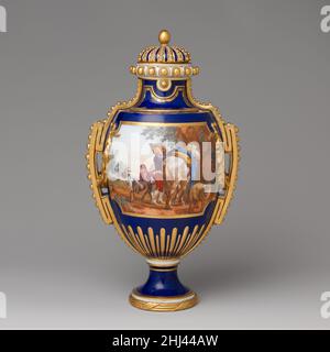 Vase mit Deckel (Vase à panneaux oder à perles) (eine von einem Paar) ca. 1766 Sèvres Manufakturfranzösisch die französischen Namen für diese Vasen (siehe auch 58.75.83a–c) 'à panneaux' und 'à perles' beziehen sich auf die getäfelten Reservate, hier mit gemalten Pastoralszenen nach Kompositionen des niederländischen Malers Nicholaes Berchem, und auf die dreidimensionalen Perlenmotive auf dem Deckel, die an den Seiten hinunterlaufen. Das Gipsmodell für diese Art von Vase, das in zwei verschiedenen Größen erhältlich war, ist im Archiv der Manufaktur Sèvres erhalten geblieben. Das Paar des Museums ist ein Beispiel für die kleinere Größe.[Jeffrey H. Mu Stockfoto