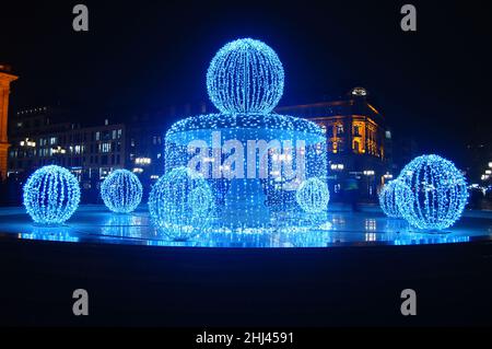 Weihnachtslichter am Lucae-Brunnen am Opernplatz in Frankfurt. Stockfoto