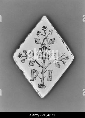Steinbruch (einer von einem Paar) Anfang des 16th. Jahrhunderts britische, möglicherweise Surrey im 15. Jahrhundert wurden diamantförmige „Steinbrüche“ (möglicherweise aus dem französischen carré, für Platz) sowohl in häuslicher als auch in klerikaler Umgebung populär. Diese kleinen Scheiben wurden oft mit heraldischen Motiven geschmückt und in einem größeren Design aus Buntglas gesetzt. Dieses Paar zeigt eines der vielen königlichen Abzeichen des englischen Königs, Heinrich VII.: Ein gekrönter, dorniger Zweig aus Weißdorn, flankiert von den Initialen ‘H’ und ‘E’ für Henry und seine Königin, Elizabeth von York. Der Legende nach fand der Tudor Heinrich VII. Die königliche Krone in einem Hektar Stockfoto