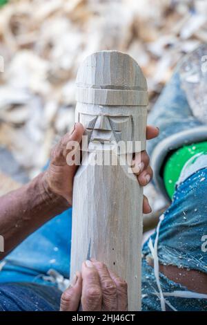 Skulptur einer Maske (indigene Kunst) in der indigenen Gemeinde Yagua, Amacayacu Naturpark, Amazonas, Kolumbien. Stockfoto