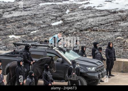 Peacehaven, Großbritannien. 26th Januar 2022. Die Hitparker Aitch und ArrDee sahen, wie sie bei eisig kalten Temperaturen ein neues Musikvideo am Strand von Peacehaven mit Universal Music drehten. Die berühmten Rapper Aitch und ArrDee haben in Peacehaven zusammen ein neues Musikvideo gedreht. Der in Brighton geborene ArrDee, richtiger Name Riley Davies, genoss seinen ersten Vorgeschmack auf den Erfolg im April 2021, als er auf einem Remix von Russ Millions und Tion Waynes Drill Hit Body auftrat. Hannah Colson Head of Marketing, Island Records bei der Universal Music Group ist die Ansprechpartnerin für diesen Videodreh. Kredit: @Dmoonuk/Alamy Live Nachrichten Stockfoto