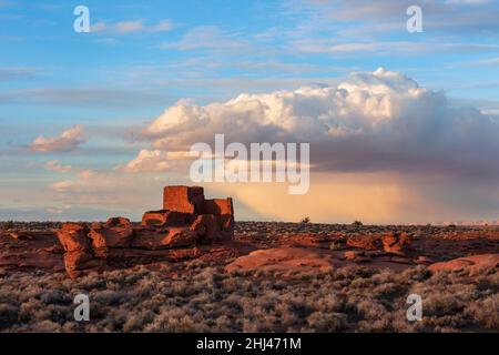 Panoramablick auf die Pueblo-Ruinen von Wukoki bei Sonnenuntergang im Wupatki National Monument, Arizona Stockfoto