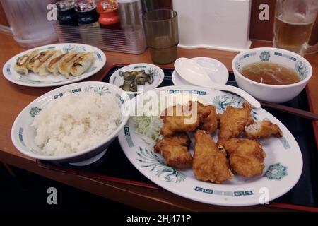 Großes Essen in einem japanischen Restaurant in Tokio: Gebratenes Karaage-Huhn und Gyoza-Knödel Stockfoto
