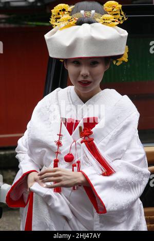 Nikko, Japan - 29th. Juni 2019: Wunderschöne japanische Braut in traditionellem Hochzeitskleid. Japanische Menschen feiern ihre Hochzeit in der Regel im shinto-Stil. Stockfoto