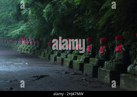 Impresive japanische Wahrzeichen - ausgerichtete buddhistische Jizo-Statuen in Nikko, Japan. Das Foto wird bei Langzeitbelichtung in der Dämmerung aufgenommen. Stockfoto