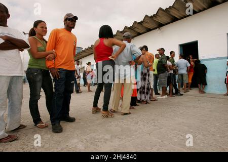 Eunapolis, bahia, brasilien - 3. oktober 2010: Wählerstimmen stehen sich während der Wahlen in der Stadt Eunapolis an. Stockfoto