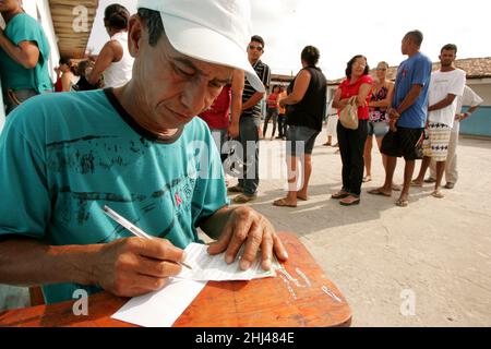 Eunapolis, bahia, brasilien - 3. oktober 2010: Wählerstimmen stehen sich während der Wahlen in der Stadt Eunapolis an. Stockfoto